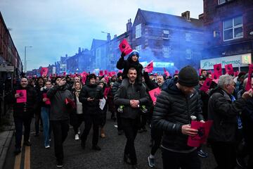 Seguidores del Everton protestan en la calle por la sanción de 10 puntos impuesta al club por incumplir la normativa financiera, antes del partido de fútbol de la Premier League inglesa entre el Everton y el Manchester United en Goodison Park.