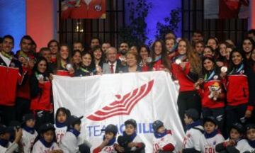 La presidenta Michelle Bachelet recibió a la histórica delegación chilena que participó en los Juegos Panamericanos de Toronto. 