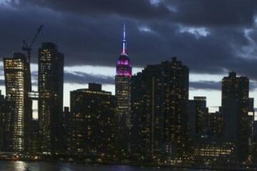 Vista del icónico edificio del Empire State iluminado con los colores del FC Barcelona en Nueva York.