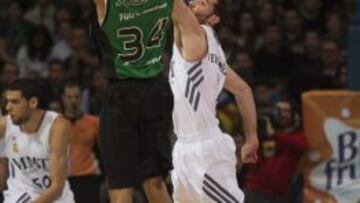 Rudy Fernández intenta taponar a Devoe Joseph.