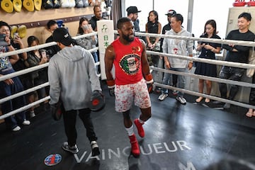 El boxeador estadounidense Floyd Mayweather rodeado de una gran expectación durante su entrenamiento en Tokyo, Japón, para preparar el combate de exhibición planeado contra el artista marcial mixto japonés Mikuru Asakura el próximo 25 de septiembre.