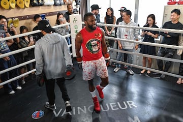 El boxeador estadounidense Floyd Mayweather rodeado de una gran expectación durante su entrenamiento en Tokyo, Japón, para preparar el combate de exhibición planeado contra el artista marcial mixto japonés Mikuru Asakura el próximo 25 de septiembre. 