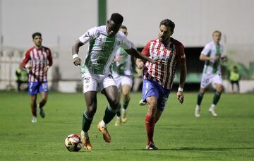 Antequera.Algeciras. Destiny conduce el bal¨®n perseguido pr Borja Fern¨¢ndez.