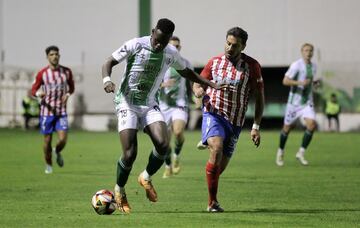 Antequera.Algeciras. Destiny conduce el balón perseguido pr Borja Fernández.