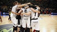 Los jugadores del Bilbao Basket celebran la victoria ante el Barcelona.