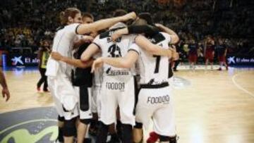 Los jugadores del Bilbao Basket celebran la victoria ante el Barcelona.