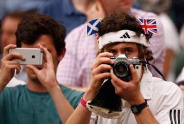 Un seguidor de Andy Murray toma im¨¢genes en una c¨¢mara Canon durante la novena jornada en Wimbledon