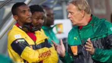Samuel Eto´o, de Camerún escucha a su técnico, el alemán Volker Finke durante un partido amistoso ante Paraguay. EFE/EXPA/JFK