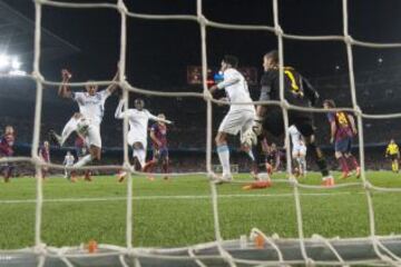 1-1. Kompany anota el gol del empate.