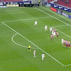 Modric y su extragante manera de tirar la falta en el 91' contra el Atlético