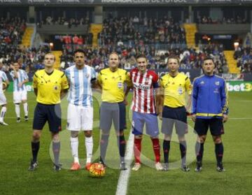 Partido Málaga-Atlético de Madrid. El árbitro Antonio Miguel Mateu Lahoz arropado por los capitanes de ambos equipos, Weligton y Gabi, los asistentes, Pau Norbert Cebrián Devis y Jon Núñez Fernández, y el cuarto árbitro Ramón Arias Madrid.