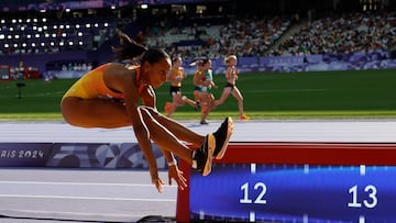 PARÍS, 02/08/2024.- La española Ana Peleteiro durante la prueba de Triple salto femenino de los Juegos Olímpicos de París 2024, este viernes en la capital francesa. EFE/ Julio Muñoz