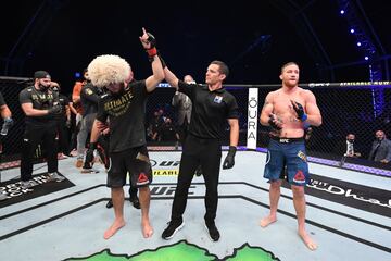 Khabib Nurmagomedov volvió a demostrar su superioridad ante Justin Gaethje en el combate estelar del UFC 254, el primero del ruso en el año, marcado para él por el fallecimiento de su padre por coronavirus. El luchador revalidaba el campeonato del peso ligero y mantenía vivo el debate sobre si es el mejor de la historia, pero la sorpresa saltó al terminar la pelea. Khabib anunciaba que había sido su último combate y que se retiraba, puesto que no le encontraba el sentido a pelear sin su padre al lado. 