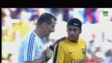 Clos G&oacute;mez dialogando con Neymar durante el calentamiento prohibi&eacute;ndole portar la cinta en la cabeza.