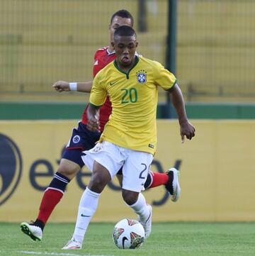 Se incorporó a la selección brasileña sub-20 y jugó 6 encuentros en el Campeonato Sudamericano de 2015 en Uruguay.