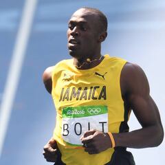 Bolt safely through 200m heats