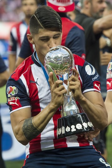 Se fue de manera polémica de Tigres. Jugó para el Levadiakos y el Olympiacos en el Fútbol de Grecia durante año y medio. Regresó al Fútbol Mexicano para Chivas en el Apertura 2016 por una cifra récord. En apenas nueve meses, logró el doblete con el Guadalajara, la anhelada doceava estrella para la afición rojiblanca.