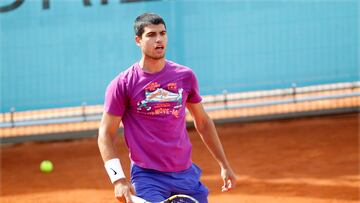 Consulta c¨®mo y d¨®nde ver el debut de Carlos Alcaraz en el Mutua Madrid Open, donde el tenista espa?ol defiende t¨ªtulo. En AS.com, amplia cobertura.