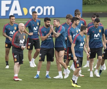 España entrena pensando en el partido contra Marruecos