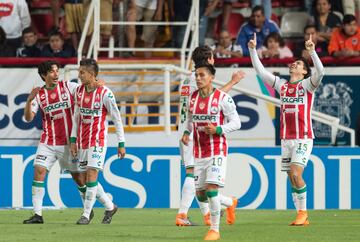 Uno de los resultados más sorprendentes e la jornada lo dieron los ‘Rayos’ jugando en casa. Necaxa venció 3-0 a Monterrey en el Estadio Victoria con un doblete de Carlos González, quien es el segundo mejor goleador del torneo. Jugando como local, el equipo de Ignacio Ambríz sólo había anotado una vez este torneo, pero ante los regiomontanos se destaparon con tres tantos que les dieron el contundente triunfo de la noche.