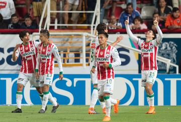 Uno de los resultados más sorprendentes e la jornada lo dieron los ‘Rayos’ jugando en casa. Necaxa venció 3-0 a Monterrey en el Estadio Victoria con un doblete de Carlos González, quien es el segundo mejor goleador del torneo.  Jugando como local, el equipo de Ignacio Ambríz sólo había anotado una vez este torneo, pero ante los regiomontanos se destaparon con tres tantos que les dieron el contundente triunfo de la noche. 