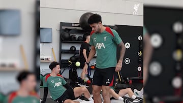 Durante un entrenamiento del Liverpool, el colombiano deslumbró al controlar y realizar una espectacular ‘21′ como lo hacía el histórico 10 argentino.