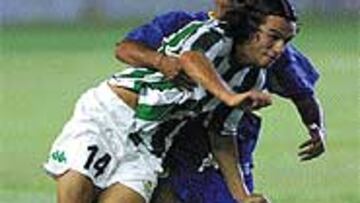 El Betis 2003-04 se presentó ayer oficialmente. Capi lo intentó todo.