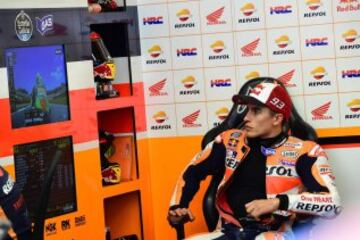 Marc Márquez en el box tras terminar la calificación.