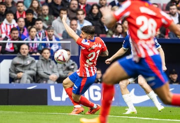 Jugada del primer penalti del encuentro por mano de Javi Galán. 