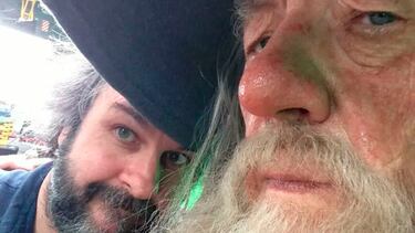 La emotiva muestra de cariño entre Ian McKellen y Peter Jackson en el estreno de ‘La guerra de los Rohirrim’