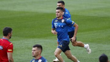 El jugador de Ruman&iacute;a, Ianis Hagi, durante un entrenamiento.