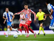 El centrocampista almeriense juega su primer partido en primera división con la camiseta rojiblanca.