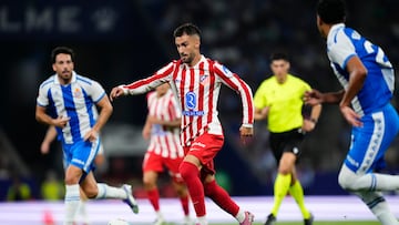 El centrocampista almeriense juega su primer partido en primera división con la camiseta rojiblanca.
