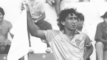 M&aacute;gico Gonz&aacute;lez apoyando en un bander&iacute;n de c&oacute;rner jugando con el C&aacute;diz. 