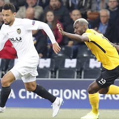 Marcelino sopesa un centro del campo con Kondogbia y Coquelin