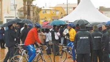<b>HELADOS. </b>La lluvia acompañó ayer al pelotón de Murcia desde la salida.