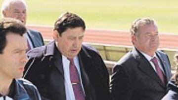 <b>OFENSIVA. </b>Sánchez Arminio y los árbitros pasan al ataque.