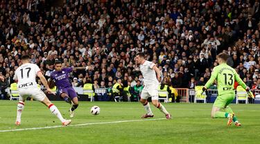 2-0. Contraataque del Real Madrid. Jude Bellingham asiste a Rodrygo, avanza, y dentro del área,  se va de Daniel Vivian con un recorte para anotar con un disparo raso al palo corto de Julen Agirrezabala.