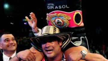 La boxeadora colombiana Enis Pacheco celebra el título mundial de peso ligero (OMB).