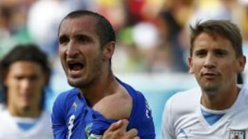 Chiellini muestra las marcas del mordisco.