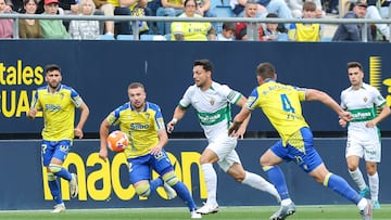 Ontiveros, Climent y Rub谷n Alcaraz disputando un bal車n con ?scar Plano, futbolista del Elche.