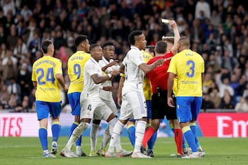 El enfrentamiento de Vinicius con Fali terminó con una tarjeta amarilla para cada uno. El jugador del Real Madrid le recriminaba al central del Cádiz un codazo sobre Rodrygo.