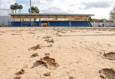 El barro cubre todo el terreno de juego. 