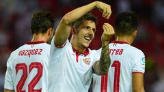 Jovetic, celebrando un tanto con el Sevilla.