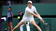 Wimbledon (United Kingdom), 01/07/2024.- Jannik Sinner of Italy in action during the Men's 1st round match against Yannick Hanfmann of Germany at the Wimbledon Championships, Wimbledon, Britain, 01 July 2024. (Tenis, Alemania, Italia, Reino Unido) EFE/EPA/ADAM VAUGHAN EDITORIAL USE ONLY
