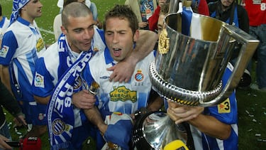 En el año 2000, tras conquistar la plata olímpica con España, Raúl Tamudo, ícono y referente en El Prat estuvo a un paso de convertirse en jugador del Rangers de Glasgow. El club escocés había acordado pagar 18 millones de euros al Espanyol y hasta lo llevó en el jet privado de su presidente para pasar la revisión médica. Pero allí, tras dos horas de pruebas, el diagnóstico fue demoledor: “o te operas o te retiras, tienes la rodilla destrozada”. El fichaje se canceló de inmediato, aunque apenas una semana después el delantero regresó a Cornellà, jugó con normalidad ante el Real Oviedo y hasta marcó un gol, dejando al médico y al Rangers en evidencia. Finalmente, Tamudo permaneció en la entidad perica hasta el 2010, venerado como uno de los más grandes en la historia del RCD Espanyol.