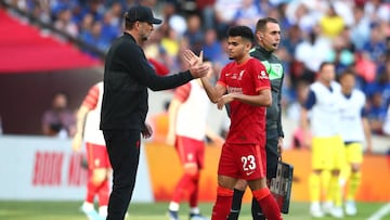 LONDON, ENGLAND - MAY 14: Liverpool Manager Jurgen Klopp substitutes Luis Diaz of Liverpool during The FA Cup Final match between Chelsea and Liverpool at Wembley Stadium on May 14, 2022 in London, England. (Photo by Chris Brunskill/Fantasista/Getty Images)