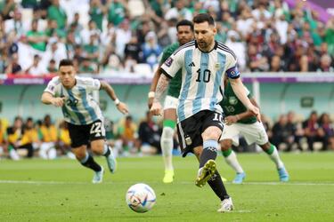 Argentina 1-0 Arabia Saudí | Lionel Messi anotó el primer tanto para Argentina desde los once metros. El colegiado tras revisar con el VAR un agarrón a Paredes señaló la pena máxina. EL '10' no falló. 