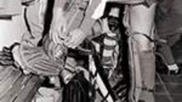 INICIADOR. Samaranch, portero del Espanyol; aquí se ata un patín.