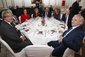 Bilbao (UEFA España), Piquero (PRISA), Elena Salgado (exvicepresidenta del Gobierno), Cuadrado (Santillana), Gil (PRISA), Ordovsky (empresario) y Grijelmo (director de la Escuela de Periodismo de UAM-El País).